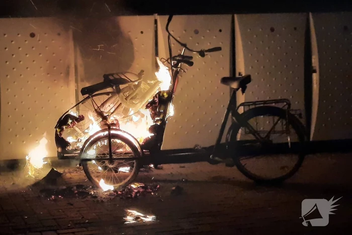 Bakfiets uitgebrand bij station