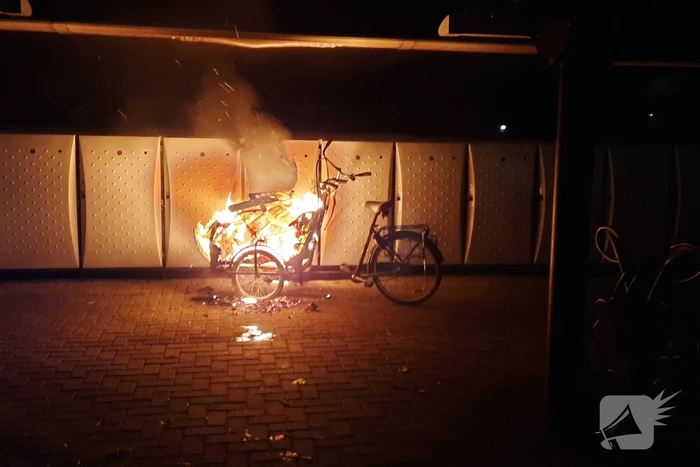 Bakfiets uitgebrand bij station