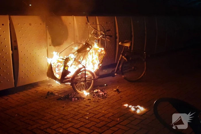 Bakfiets uitgebrand bij station