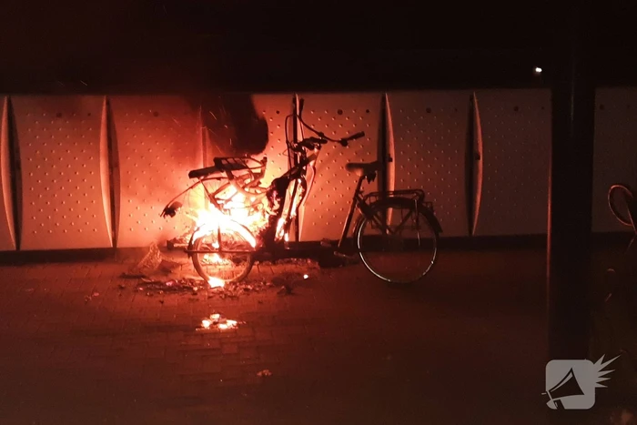 Bakfiets uitgebrand bij station