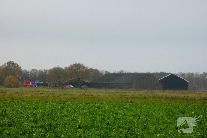 Weg afgesloten door brand in schuur