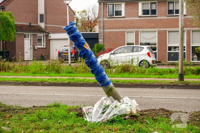 Bloemen gelegd op plek van ernstig ongeval