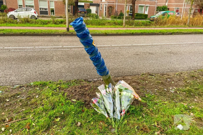 Bloemen gelegd op plek van ernstig ongeval