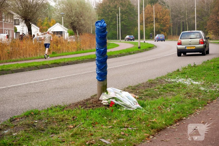Bloemen gelegd op plek van ernstig ongeval
