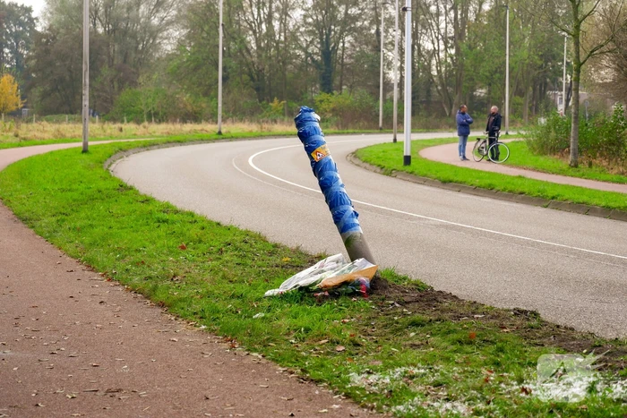 Bloemen gelegd op plek van ernstig ongeval