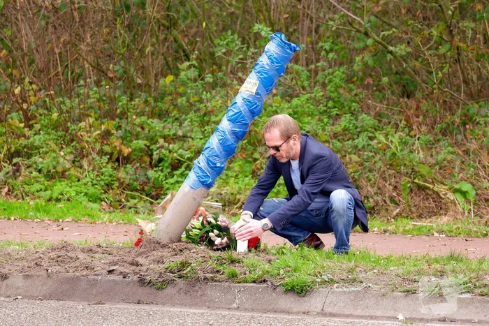 Bloemen gelegd op plek van ernstig ongeval