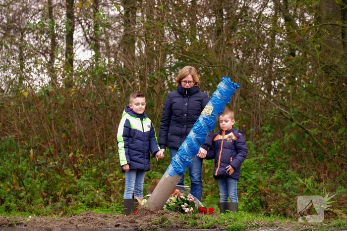 Bloemen gelegd op plek van ernstig ongeval