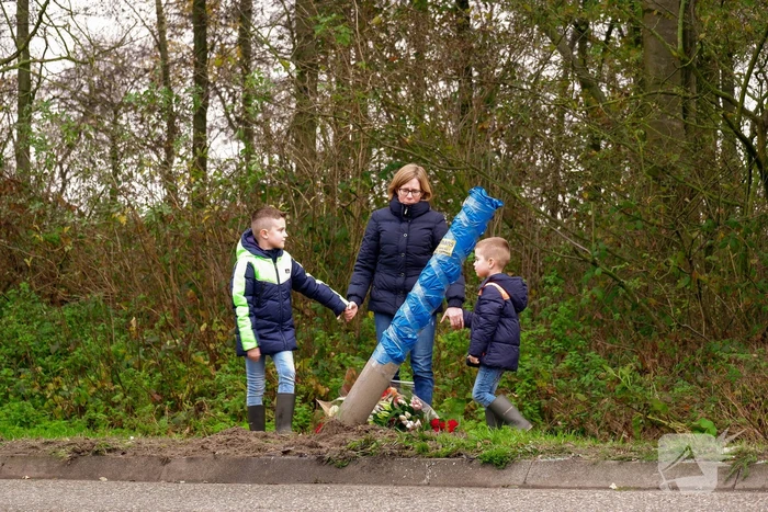 Bloemen gelegd op plek van ernstig ongeval