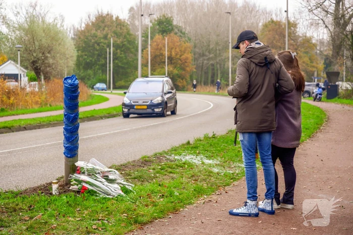 Bloemen gelegd op plek van ernstig ongeval