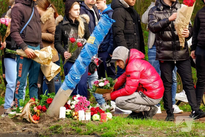 Bloemen gelegd op plek van ernstig ongeval