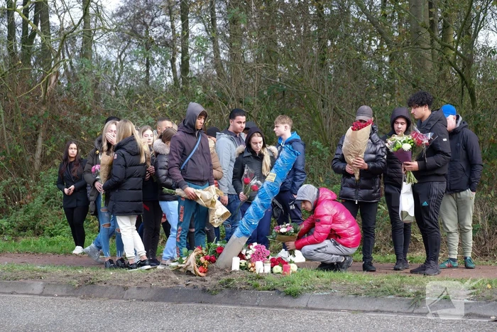 Bloemen gelegd op plek van ernstig ongeval