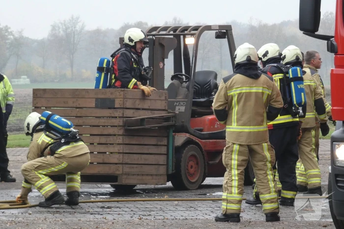 Brand in grasmaaier slaat door naar dak
