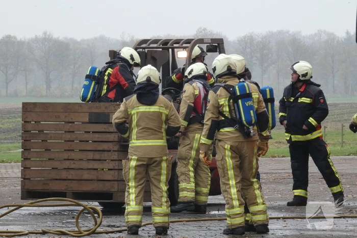 Brand in grasmaaier slaat door naar dak