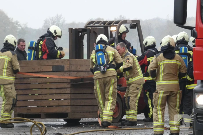Brand in grasmaaier slaat door naar dak