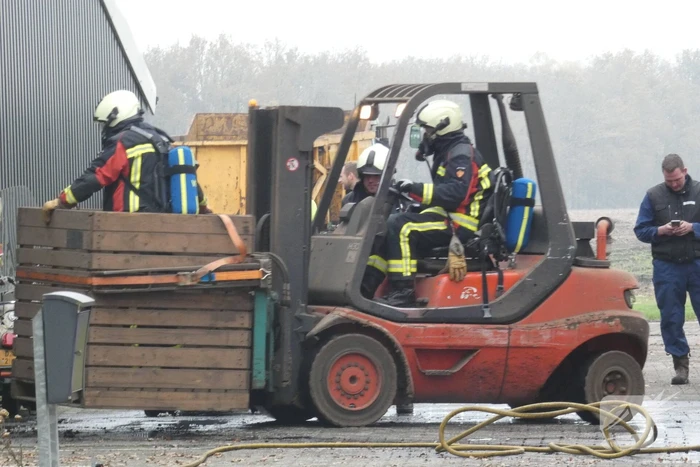 Brand in grasmaaier slaat door naar dak
