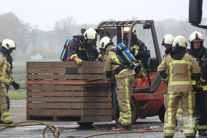 Brand in grasmaaier slaat door naar dak