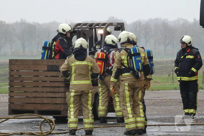 Brand in grasmaaier slaat door naar dak