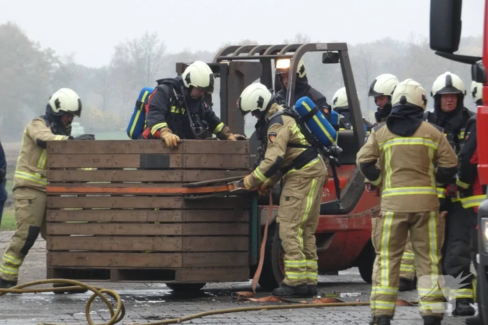 Brand in grasmaaier slaat door naar dak