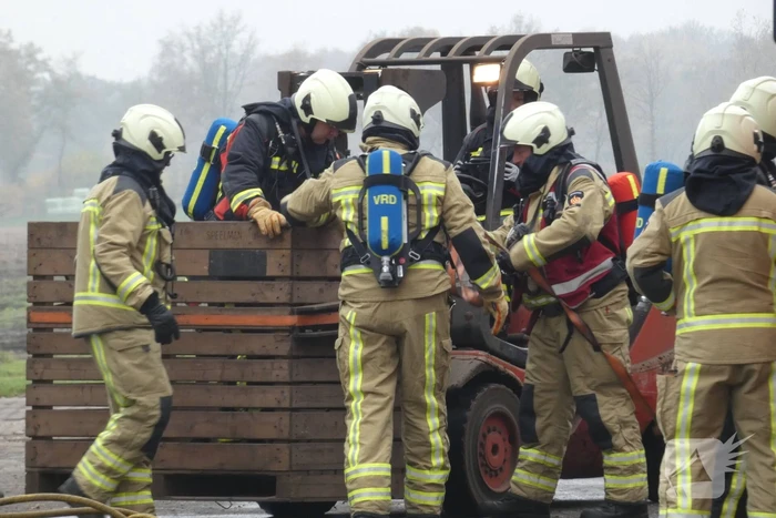 Brand in grasmaaier slaat door naar dak