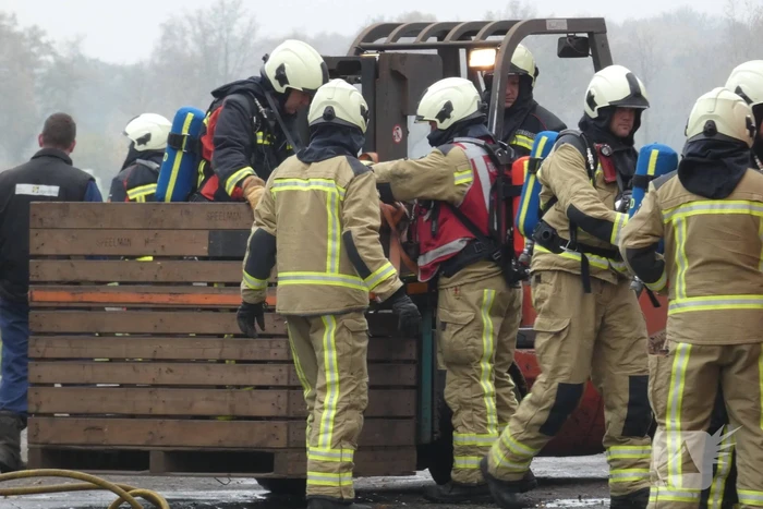 Brand in grasmaaier slaat door naar dak