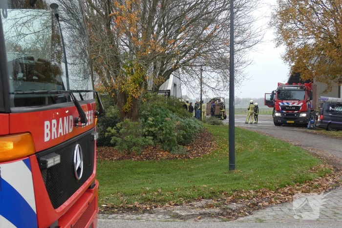Brand in grasmaaier slaat door naar dak