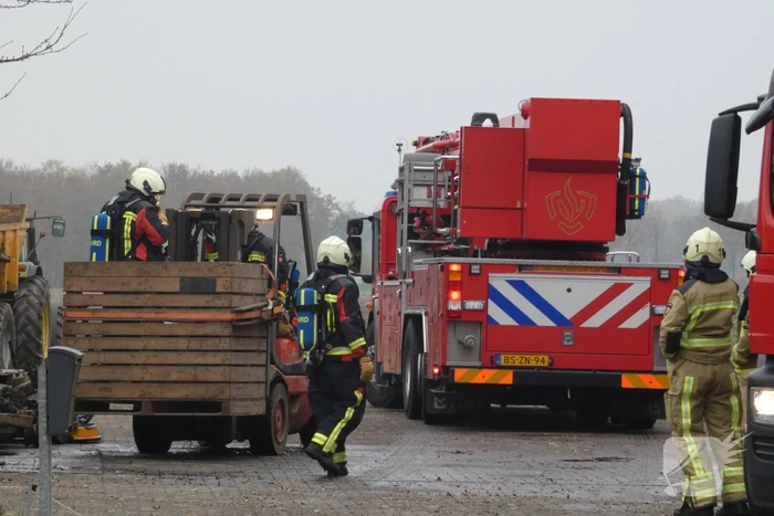 Brand in grasmaaier slaat door naar dak