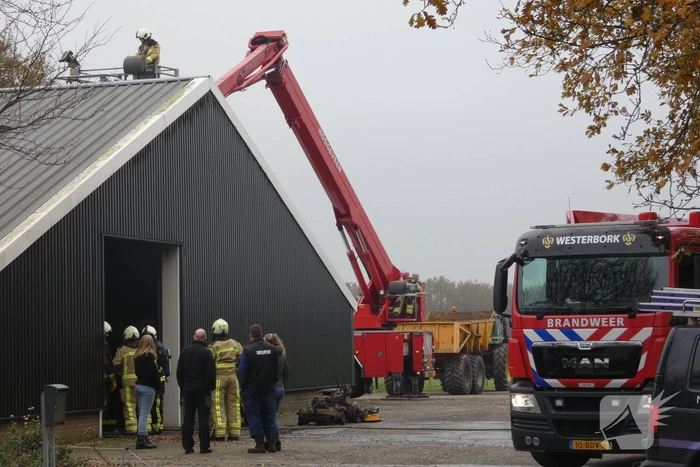 Brand in grasmaaier slaat door naar dak