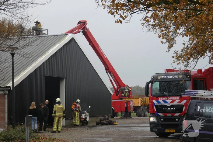 Brand in grasmaaier slaat door naar dak