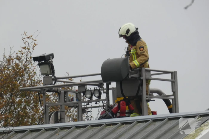 Brand in grasmaaier slaat door naar dak