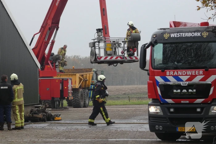 Brand in grasmaaier slaat door naar dak