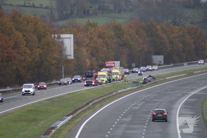 Auto over de kop bij ongeval op A76