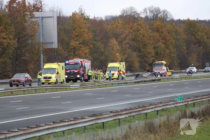 Auto over de kop bij ongeval op A76