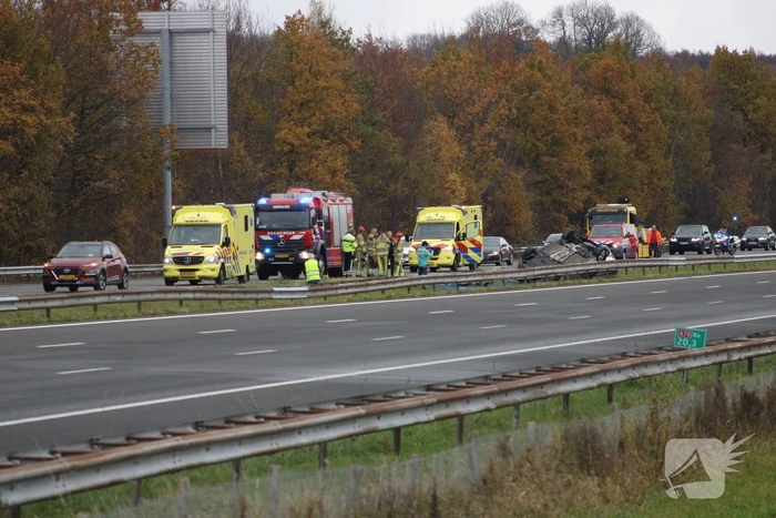 Auto over de kop bij ongeval op A76
