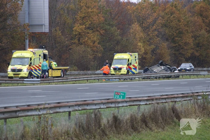 Auto over de kop bij ongeval op A76