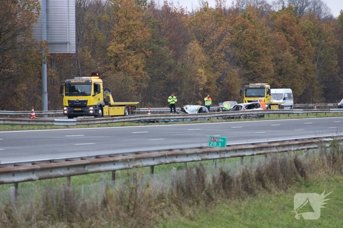 Auto over de kop bij ongeval op A76