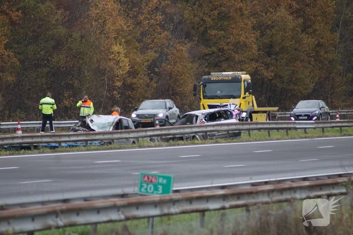Auto over de kop bij ongeval op A76