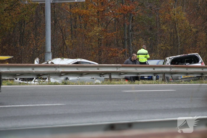 Auto over de kop bij ongeval op A76