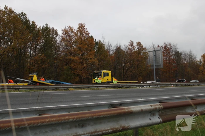 Auto over de kop bij ongeval op A76
