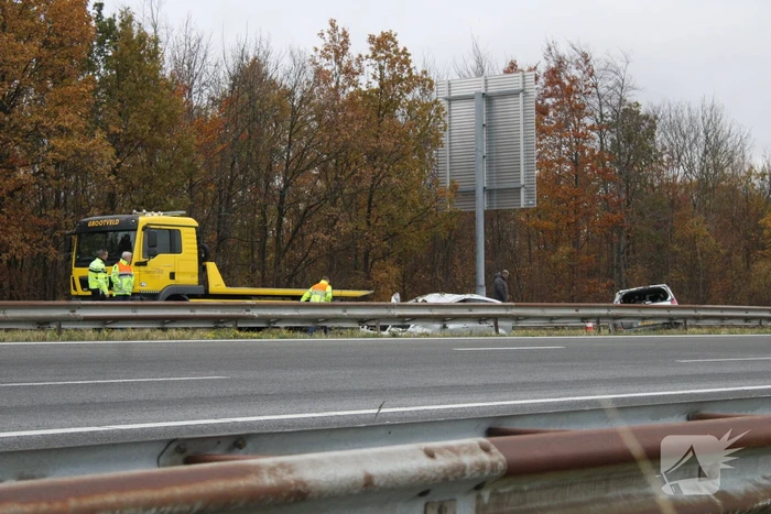 Auto over de kop bij ongeval op A76