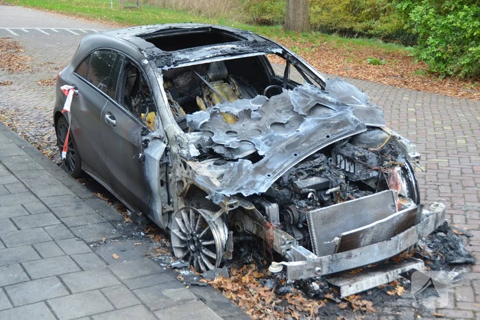 Mercedes personenauto volledig uitgebrand
