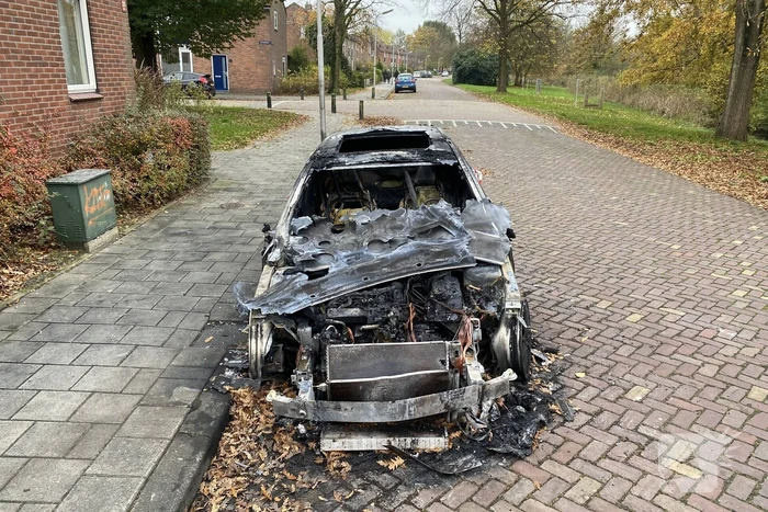 Mercedes personenauto volledig uitgebrand