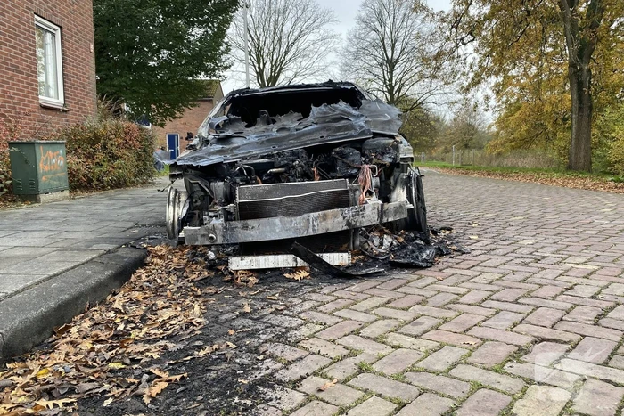 Mercedes personenauto volledig uitgebrand