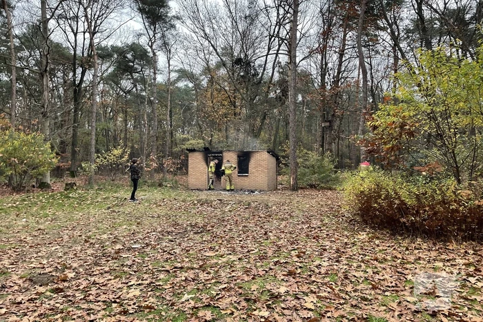 Schuur met asbest dak brandt uit