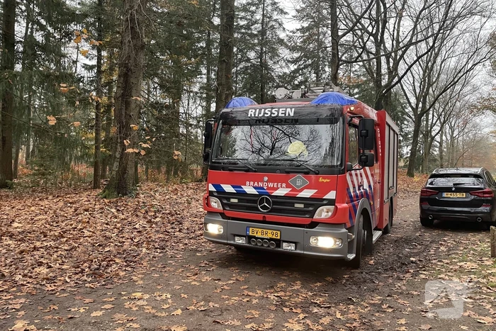 Schuur met asbest dak brandt uit