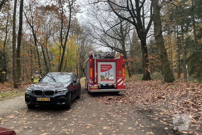 Schuur met asbest dak brandt uit