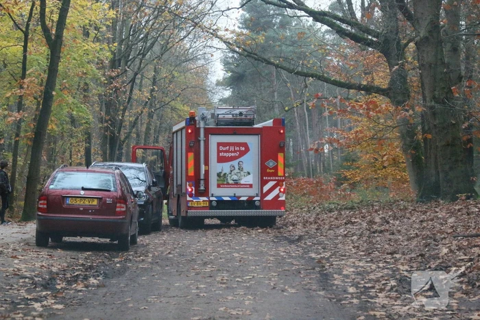 Schuur met asbest dak brandt uit