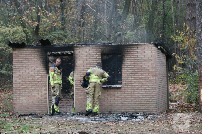 Schuur met asbest dak brandt uit
