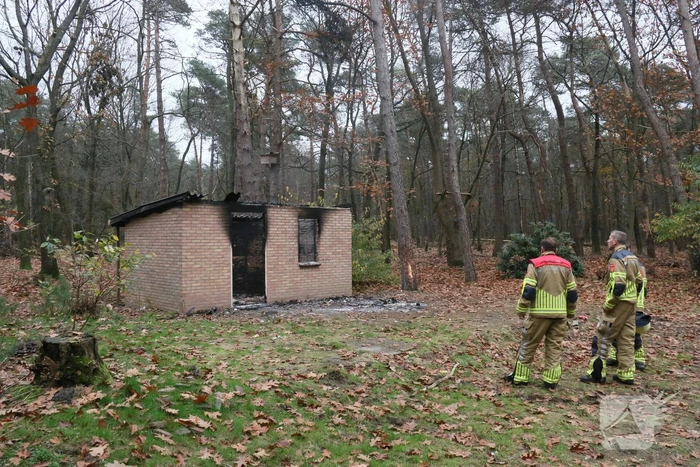 Schuur met asbest dak brandt uit