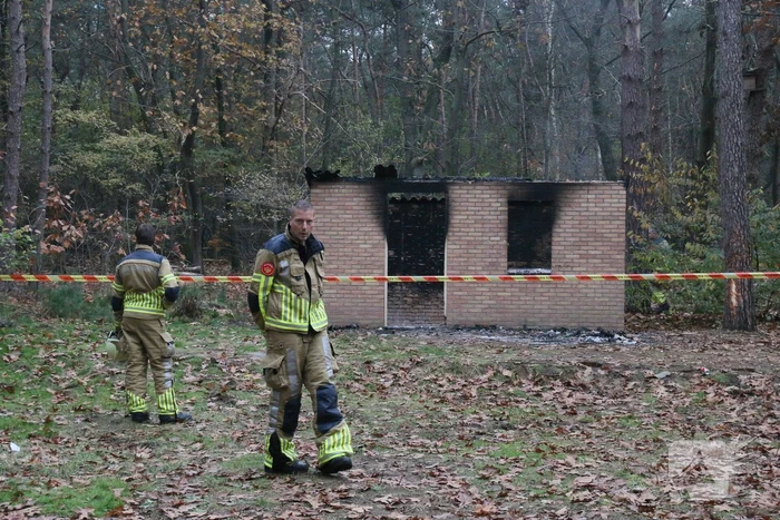 Schuur met asbest dak brandt uit