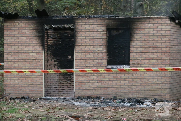 Schuur met asbest dak brandt uit